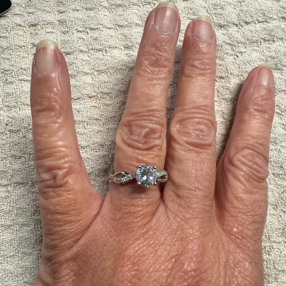 Beautiful Moissanite ring - Picture 5 of 8